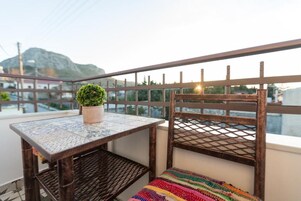 Double Room, Balcony, Mountain and Sea View | Caja fuerte, decoración individual, mobiliario individual