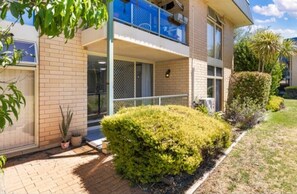 Exterior detail - Liv golf walking distance. (Tennyson)