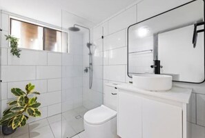 Towels, soap, toilet paper - Liv golf walking distance. (Tennyson)