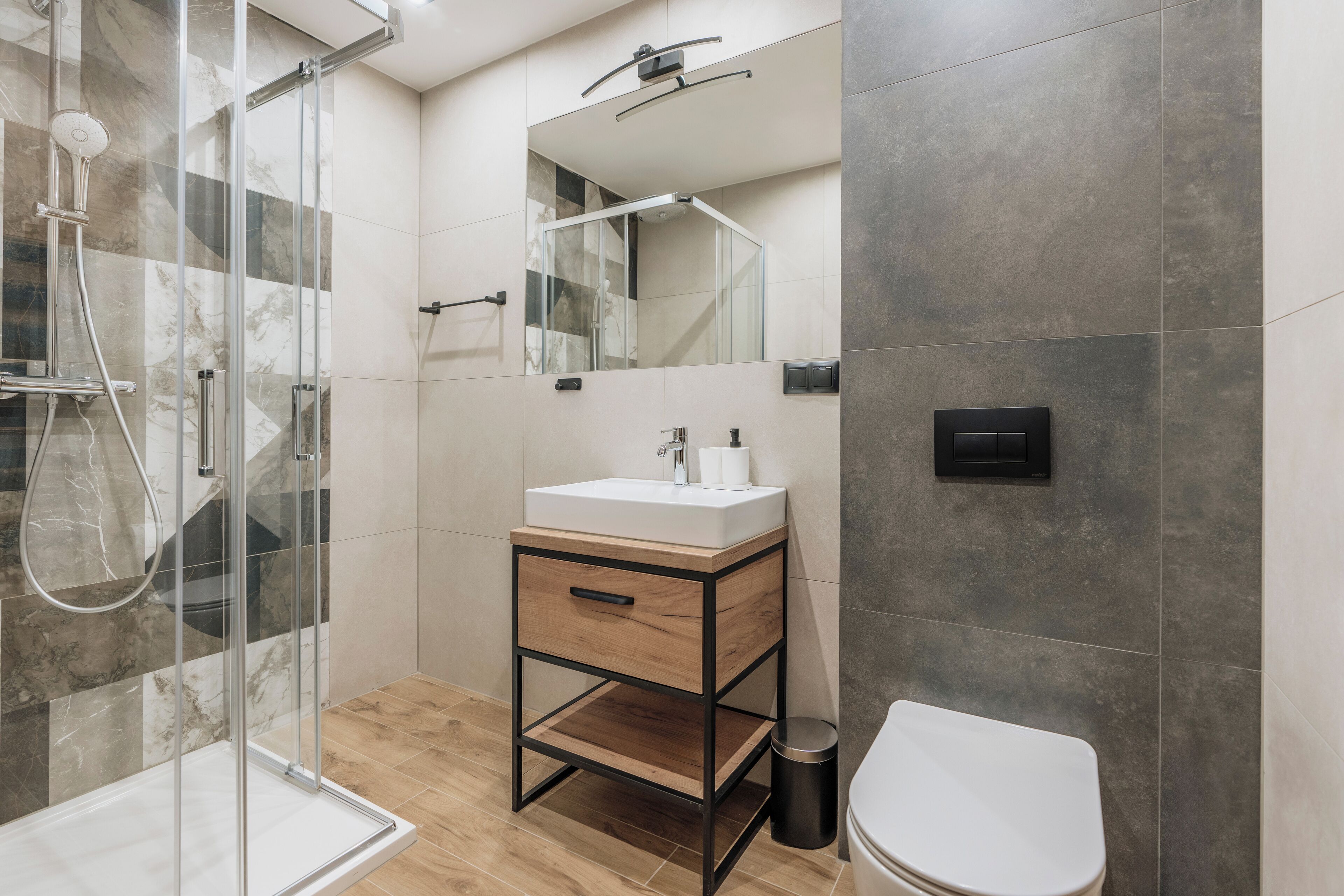 Classic Studio Suite | Bathroom | Hair dryer, towels