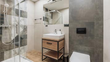 Classic Studio Suite | Bathroom | Hair dryer, towels