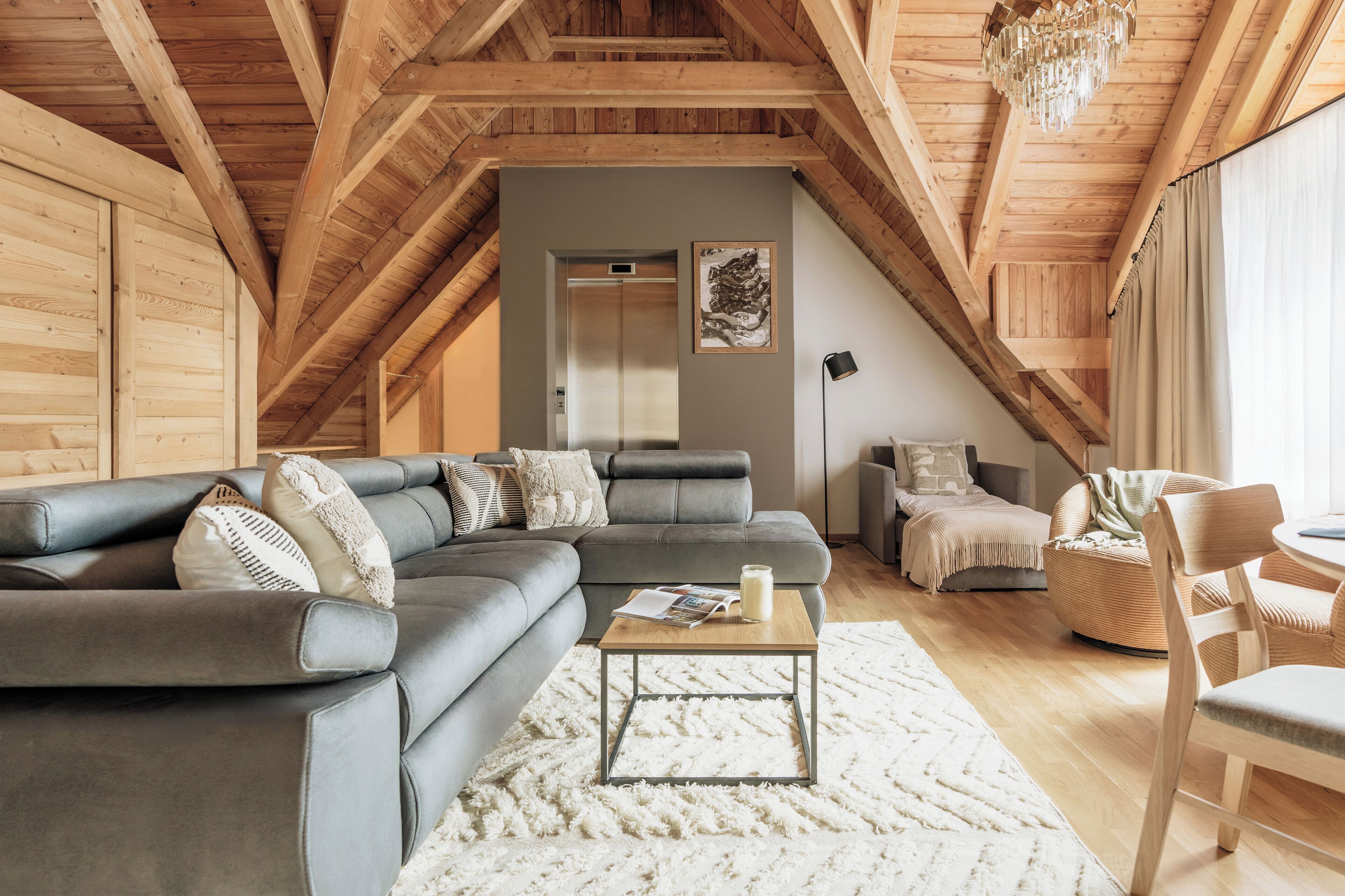 Deluxe Penthouse | Iron/ironing board, free WiFi, bed sheets