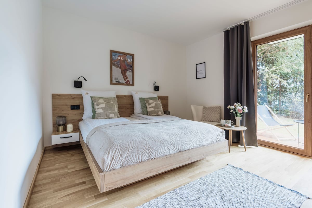 Iron/ironing board, free WiFi, bed sheets