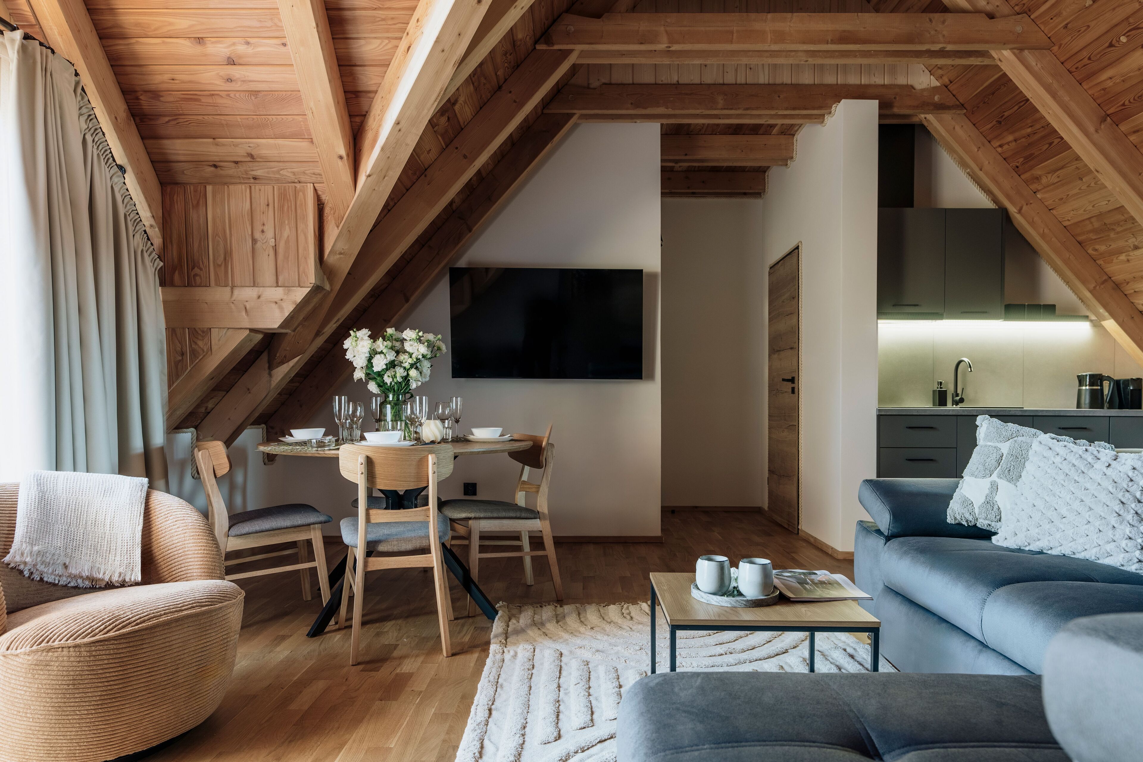 Un acogedor loft con zona de comedor, sofá y cocina.