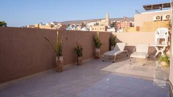 Comfort-Apartment, Balkon, Stadtblick | Terrasse/Patio