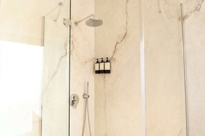 Shower, hair dryer, towels - A Lavish 5-BR/4BA - Vieux Port (Marseille)