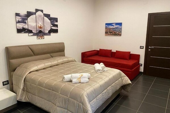 Iron/ironing board, WiFi, bed sheets - Deluxe Room at Sofia and the City of Wonders (Napoli)