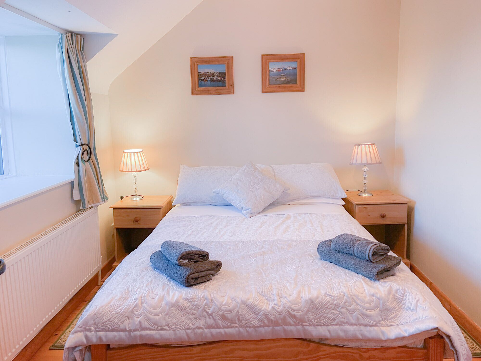 2 عدّة غرف نوم وملاءات أسرّة