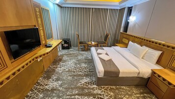 Deluxe-Doppelzimmer, Stadtblick | Zimmersafe, Verdunkelungsvorhänge, Bügeleisen/Bügelbrett