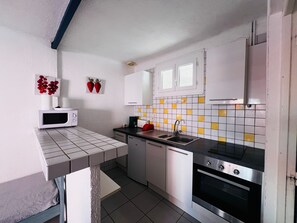 Fridge, microwave, oven, stovetop - Argelès-sur-Mer Ground Floor 1-BR with Terrace & Parking by Beach (Argelès-sur-Mer)