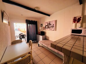 Dining - Argelès-sur-Mer Ground Floor 1-BR with Terrace & Parking by Beach (Argelès-sur-Mer)