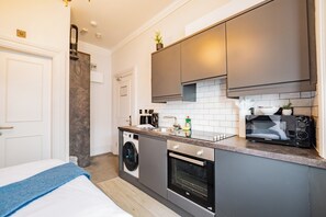 ثلاجة، ميكروويف، فرن، موقد طهي مسطح