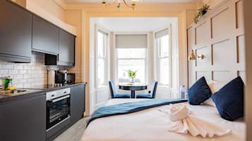 1 habitación, tabla de planchar con plancha, internet y ropa de cama