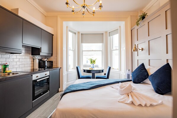 1 غرفة نوم ومكواة/لوح كي وخدمة الإنترنت وملاءات أسرّة