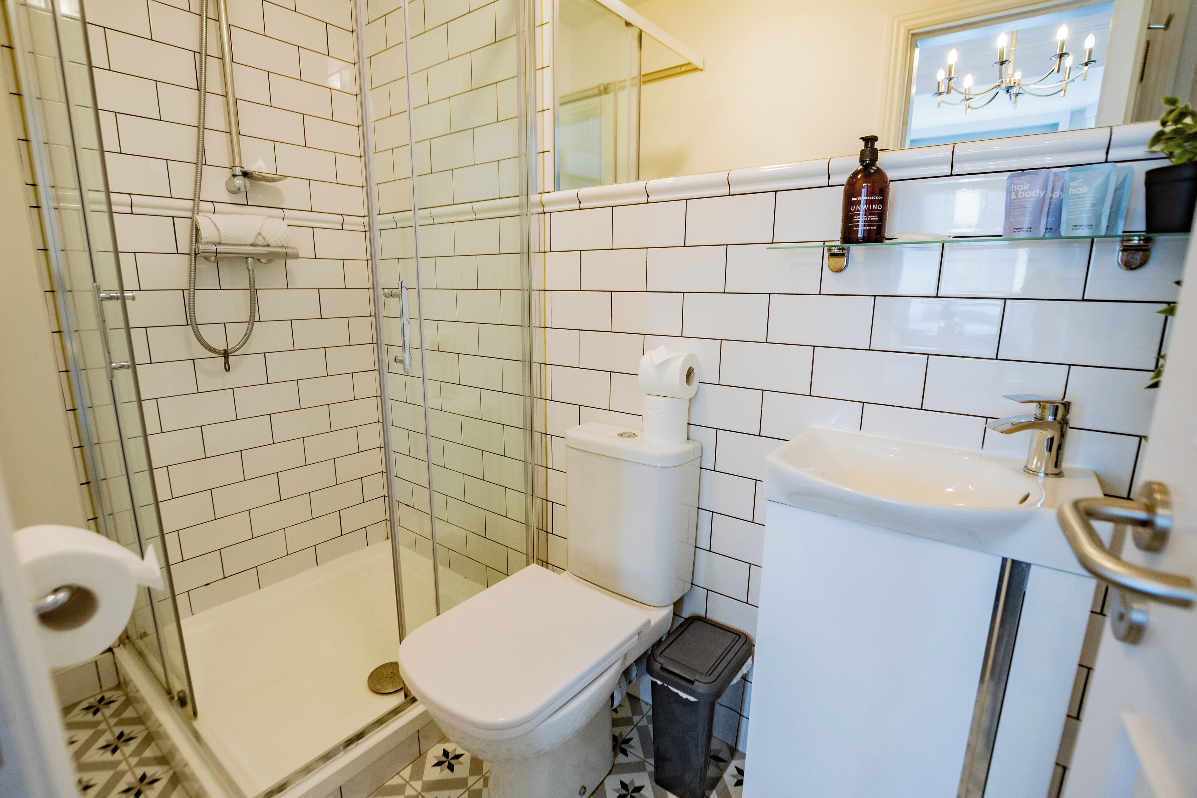 シャワー、ヘアドライヤー、タオル、石鹸