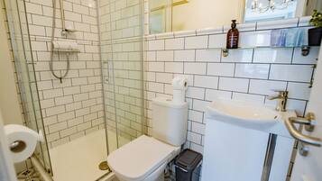 Ducha, secador de pelo, toallas y jabón