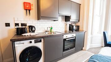 Frigorífico, microondas, horno y placa de cocina