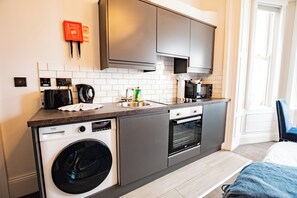 ثلاجة، ميكروويف، فرن، موقد طهي مسطح