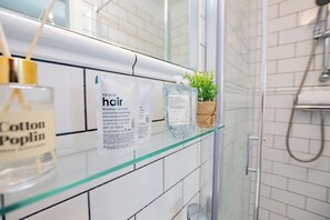 Douche, sèche-cheveux, serviettes fournies, savon