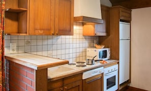 Fridge, oven, dishwasher, cookware/dishes/utensils - Cottage for 6 People (La Canourgue)
