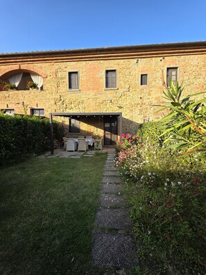 Exterior - Fratta Anguria Family spacious 2 bedroom apt near Cortona, shared pool, garden (Fratta Santa Caterina)