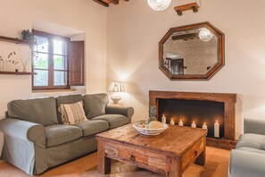 Smart TV - Fratta Anguria Family spacious 2 bedroom apt near Cortona, shared pool, garden (Fratta Santa Caterina)