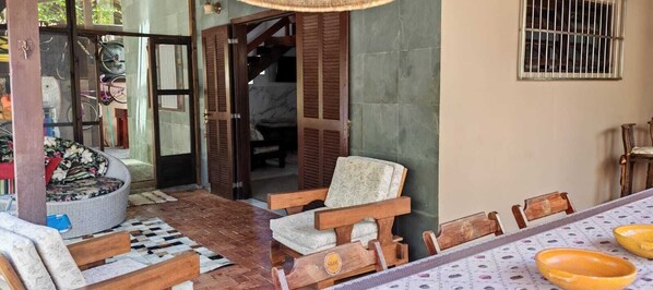 Outdoor dining - Casa aconchegante a 150m da Praia Grande no litoral catarinense. (Governador Celso Ramos)