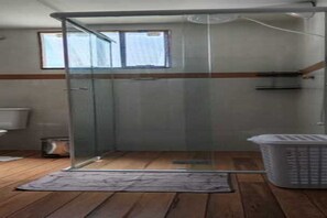 Shower, towels, soap, toilet paper - Casa aconchegante a 150m da Praia Grande no litoral catarinense. (Governador Celso Ramos)