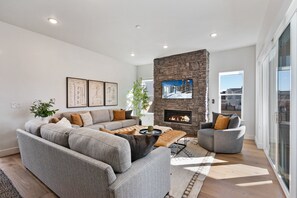 Smart-TV, Kamin, Tischfußball, Bücher