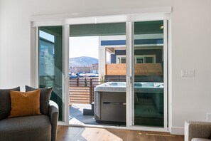 Smart TV, fireplace, table football, books - Apres Retreat, 5br 3.5ba, hot tub, sleeps 14, BBQ (Park City)
