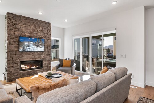 Apres Retreat, 5br 3.5ba, hot tub, sleeps 14, BBQ