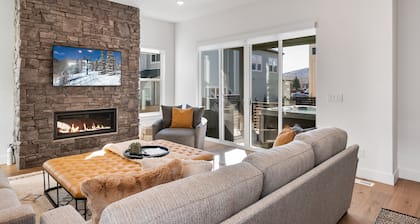 Apres Retreat, 5br 3.5ba, hot tub, sleeps 14, BBQ