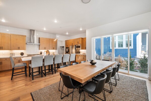 Dining - Apres Retreat, 5br 3.5ba, hot tub, sleeps 14, BBQ (Park City)