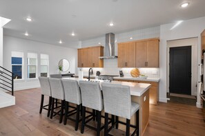 Fridge, microwave, oven, stovetop - Apres Retreat, 5br 3.5ba, hot tub, sleeps 14, BBQ (Park City)