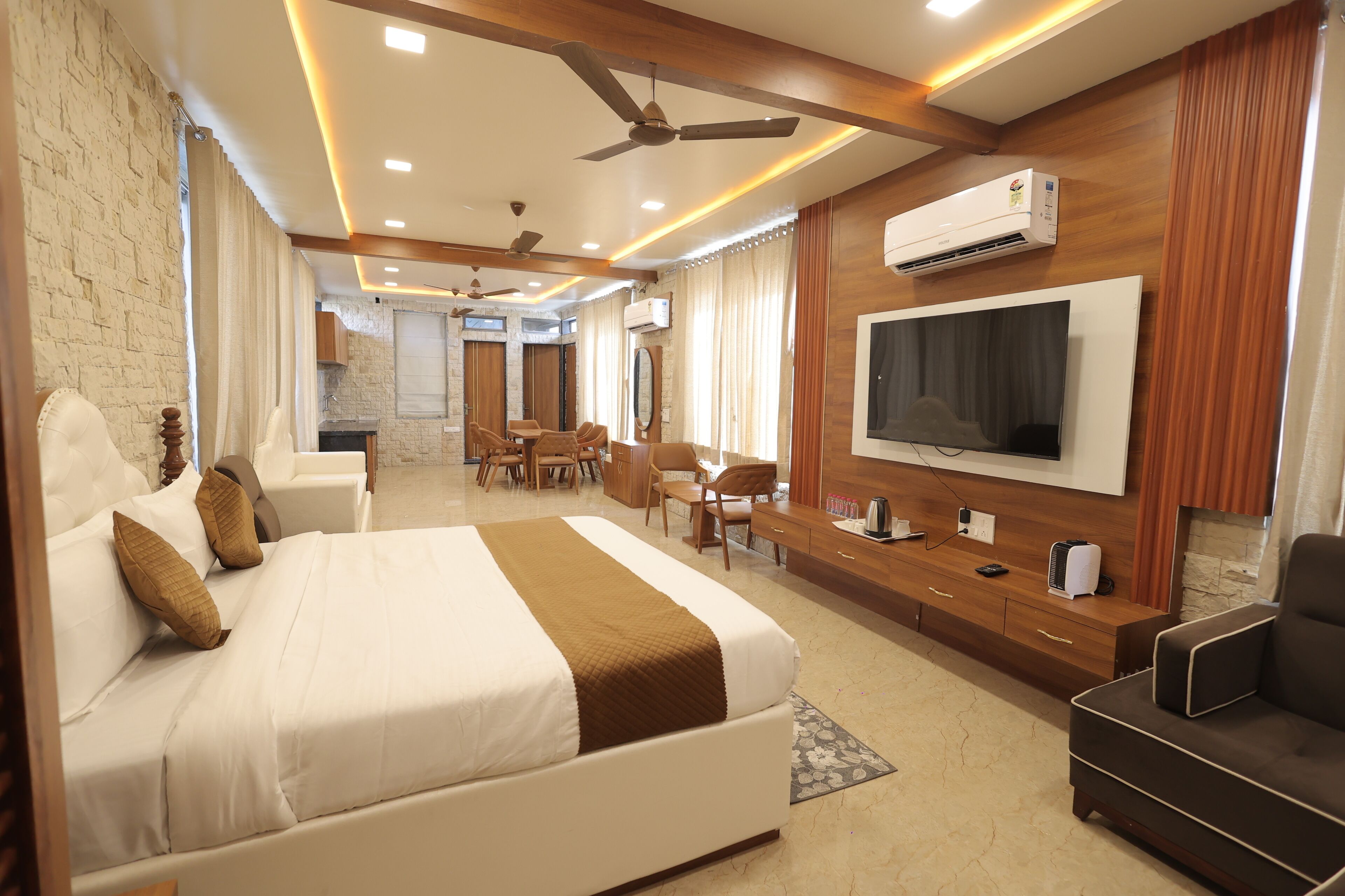 Suite de lujo, balcón, vistas al jardín | Escritorio, espacio para trabajar con un portátil, wifi gratis