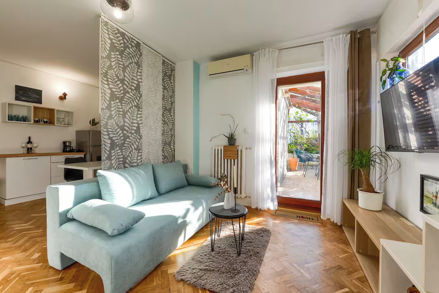 Apartamento design, 1 quarto, banheiro privativo, vista para o jardim | Área de estar | TV LCD 41 cm com canais digitais