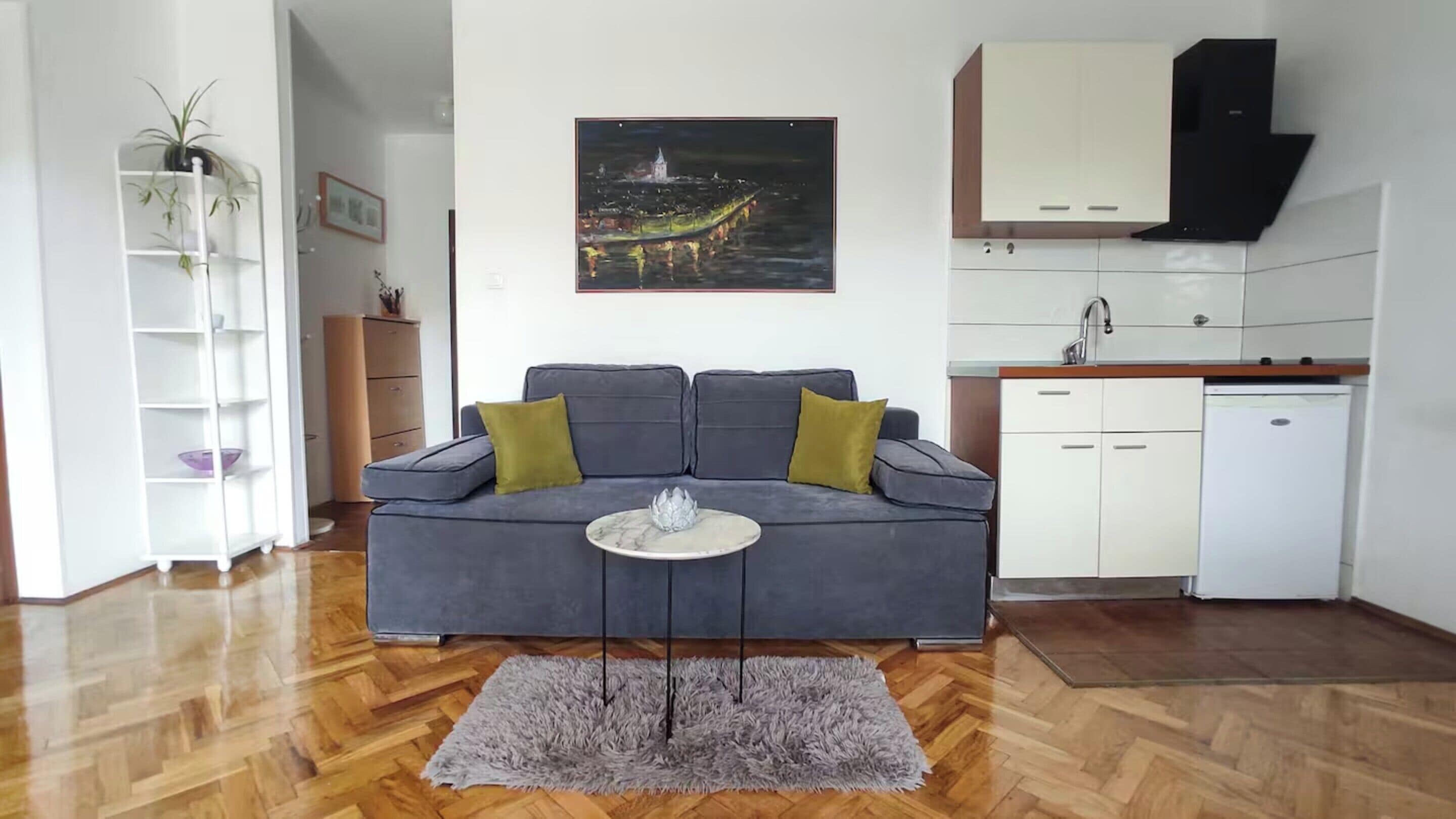Apartamento conforto, 1 quarto, banheiro privativo, vista para o jardim | Área de estar | TV LCD 41 cm com canais digitais