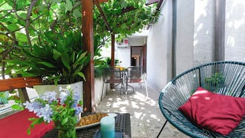 Apartamento design, 1 quarto, banheiro privativo, vista para o jardim | Terraço/pátio