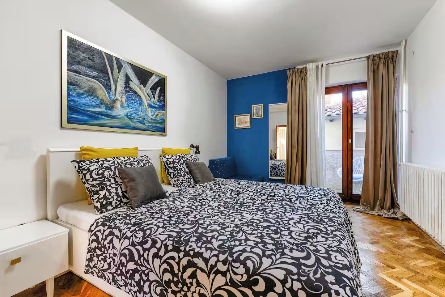 Apartamento design, 1 quarto, banheiro privativo, vista para o jardim | Cortinas blackout, ferros/tábuas de passar roupa, berços grátis