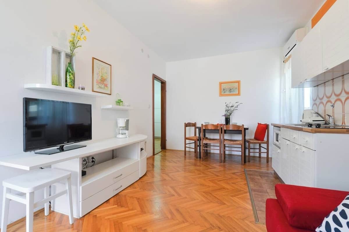 Căn hộ truyền thống, 1 phòng ngủ, quang cảnh vườn | Khu phòng khách | TV LCD 41-cm có truyền hình kỹ thuật số