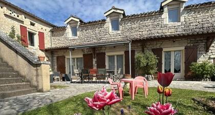 Gîte Les Racines de Lili with Private Pool, Terrace, and Wi-Fi in Cieurac
