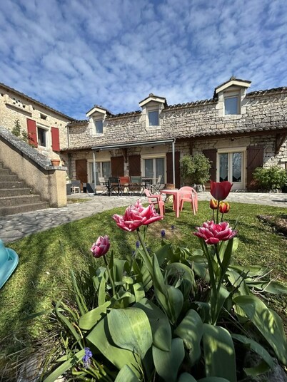 Gîte Les Racines de Lili with Private Pool, Terrace, and Wi-Fi in Cieurac