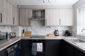 Een koelkast, een microgolfoven, een oven, een kookplaat