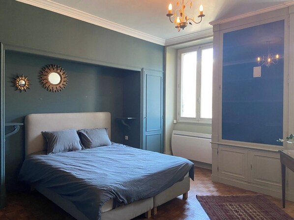 Iron/ironing board - Charming T4 apartment in the center of Luchon (Bagnères-de-Luchon)