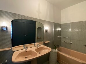 Shower, hair dryer, soap, toilet paper - Charming T4 apartment in the center of Luchon (Bagnères-de-Luchon)