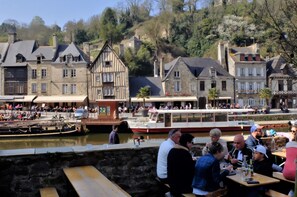 Outdoor dining - "Le Clos Lesage", charming house with garden, at the foot of the chateau (Dinan)