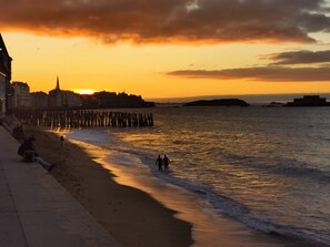 Beach - "Le Clos Lesage", charming house with garden, at the foot of the chateau (Dinan)