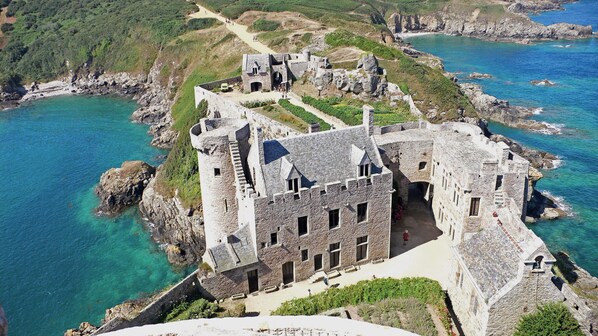 Exterior - "Le Clos Lesage", charming house with garden, at the foot of the chateau (Dinan)