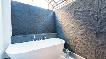 Douche, baignoire à remous, séchoir à cheveux, bidet