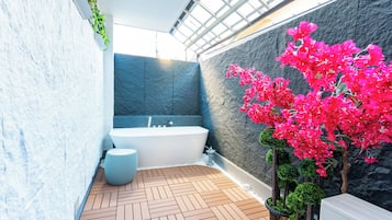 Douche, baignoire à remous, séchoir à cheveux, bidet